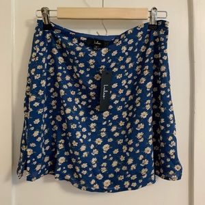 NWT Lulu’s daisy mini skirt. Size M. Lined.